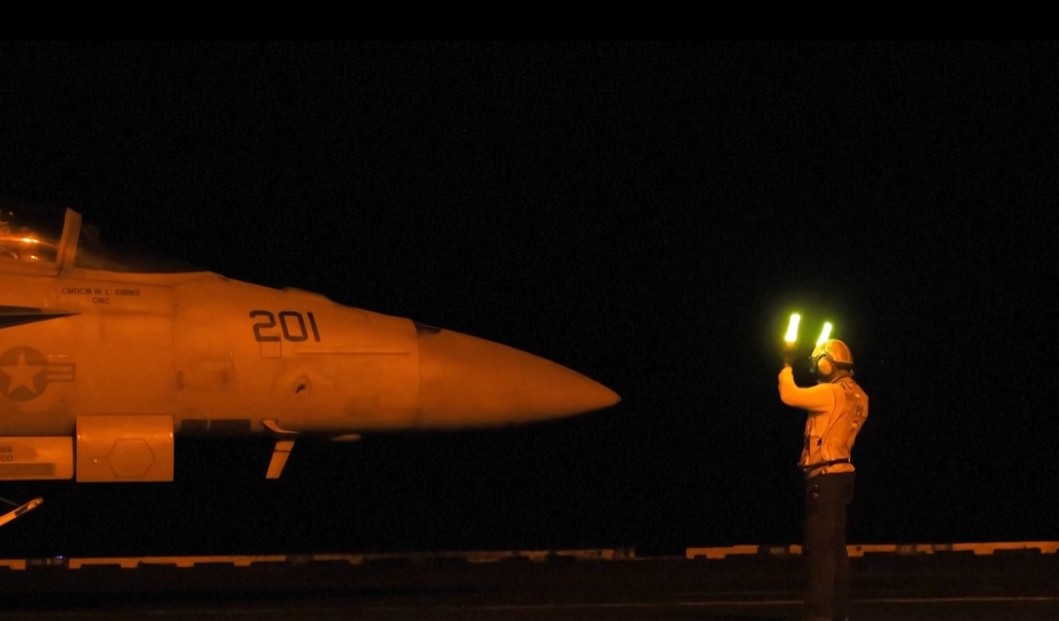 Iran, nuovi raid Usa. Centcom: Colpiti decine di obiettivi. I Pasdaran: Attaccate basi americane in Giordania, Kuwait e Bahrein - La diretta