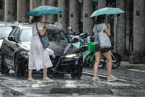 Meteo, il caldo afoso lascia l'Italia: da martedì temporali e crollo delle temperature