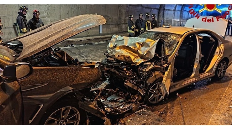 Terribile tragedia in galleria: madre e figlio morti in un violento frontale (FOTO). Gravi altre due persone trasportate in ospedale - il Dolomiti