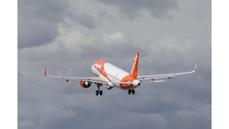 EasyJet, malore del primo ufficiale: l'Airbus rientra a Liverpool dopo venti minuti di volo