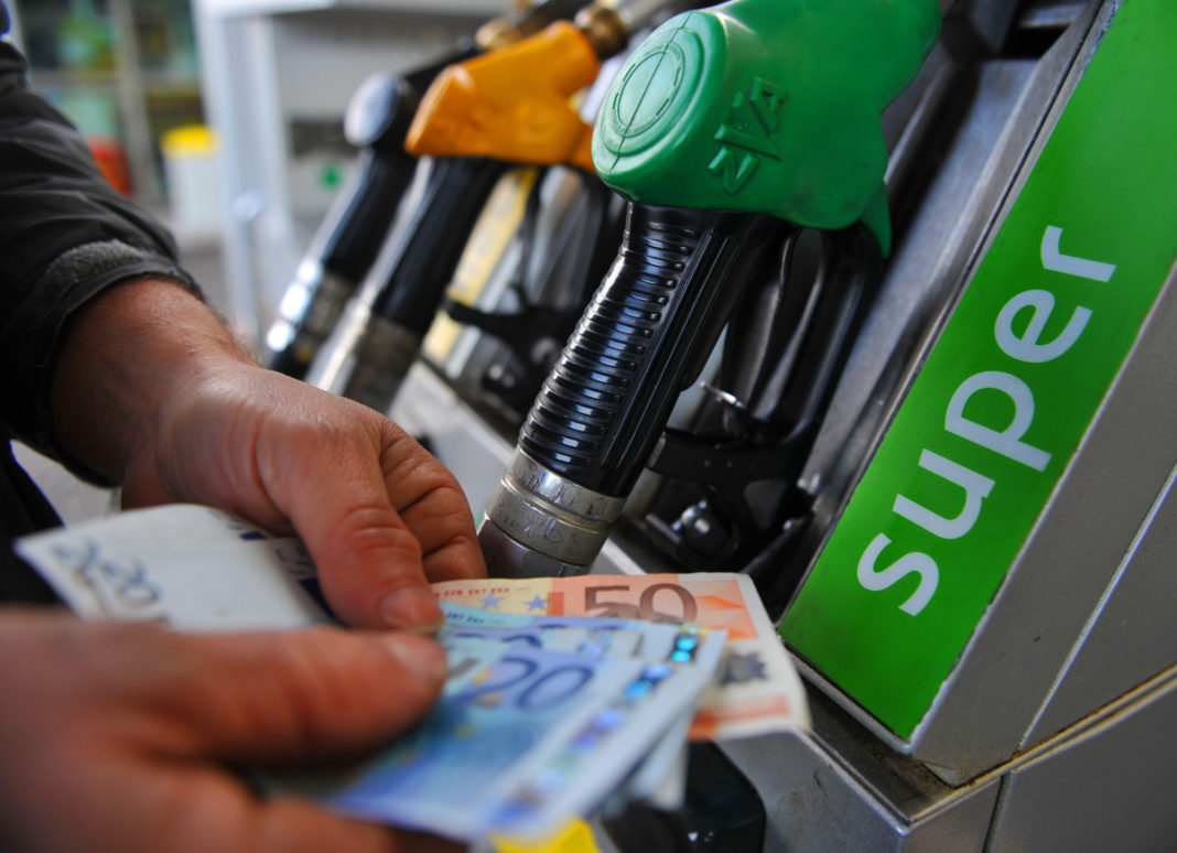 Scadono i tagli alle accise previsti dal governo, il pieno da oggi (4 luglio) costa di più