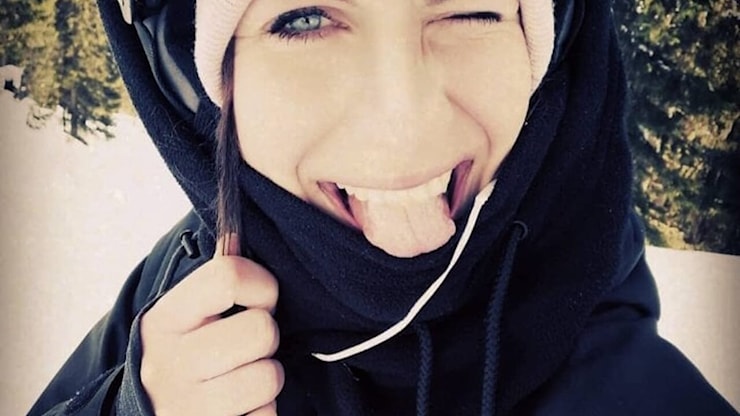 Muore assiderata a pochi metri dalla vetta, il compagno accusato di omicidio colposo: Lasciata sola a -20 gradi - Europa Today