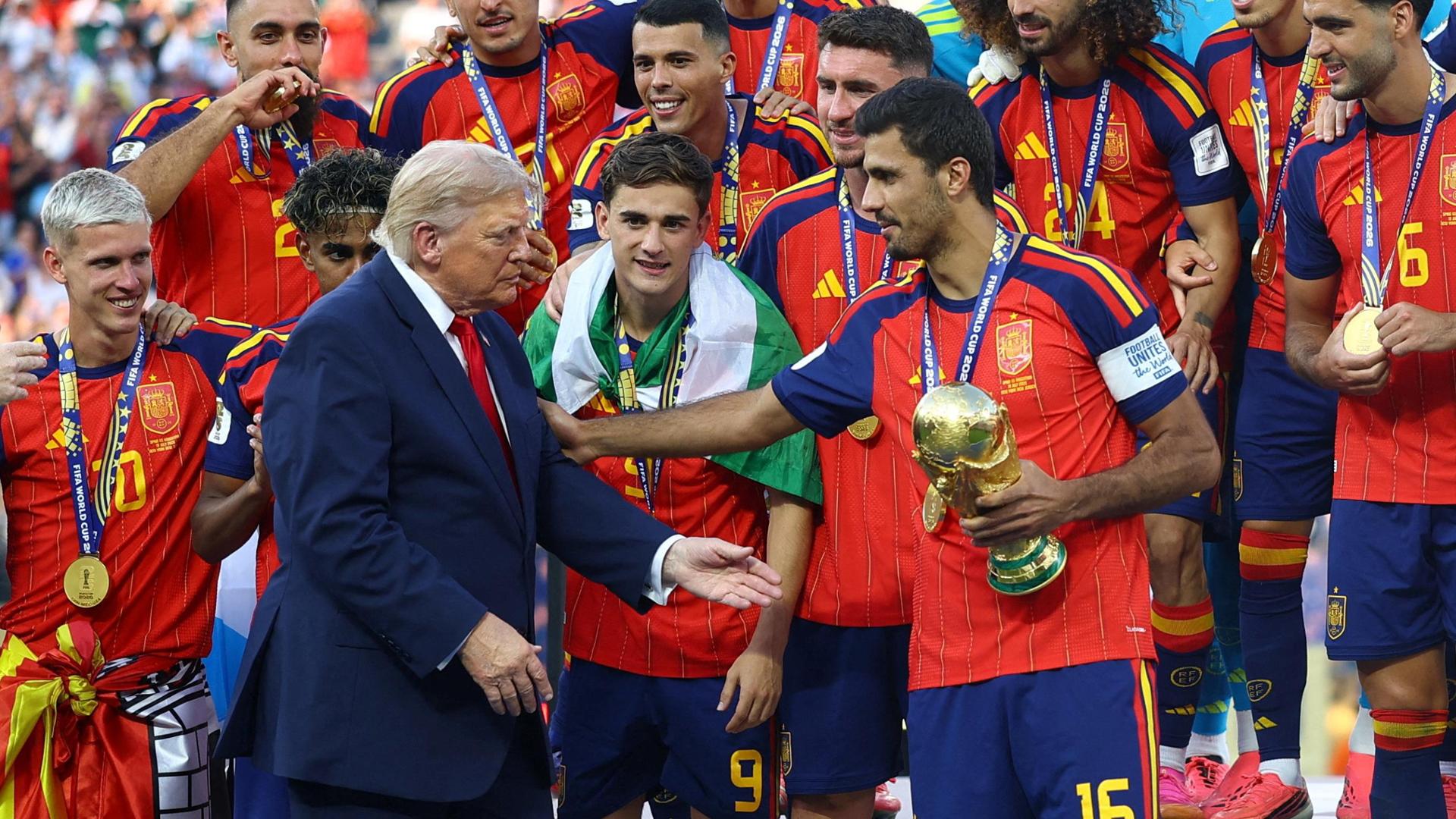 L’imbarazzo di Trump alla premiazione dei Mondiali: Rodri lo allontana e i fischi dello stadio