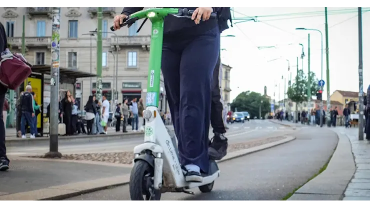 Monopattino truccato, senza casco e contromano: a Cuneo record di multe per un giovane - Automoto.it