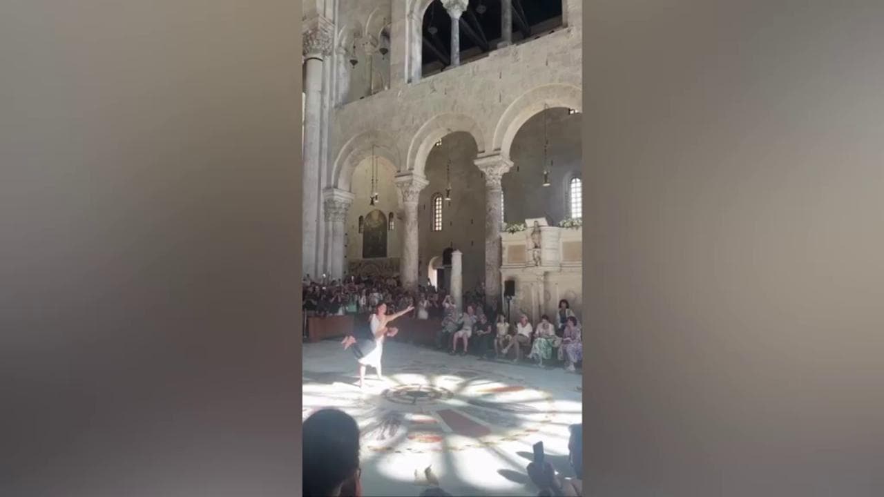 Solstizio d'estate, la magia dei raggi di sole nella Cattedrale di Bari: si rinnova il rito