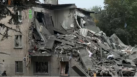 Raid russo su Zaporizhzhia, morti anche tre bambini sotto le macerie