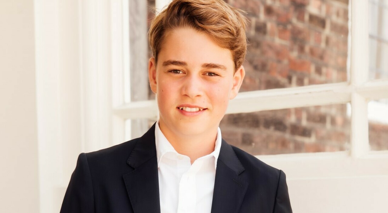 Il principe George è diventato grande: l'erede al trono compie 13 anni, sui social la prima foto da teenager
