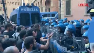 Bologna, al presidio per Fakir lanci di oggetti contro gli agenti che rispondono azionando gli idranti