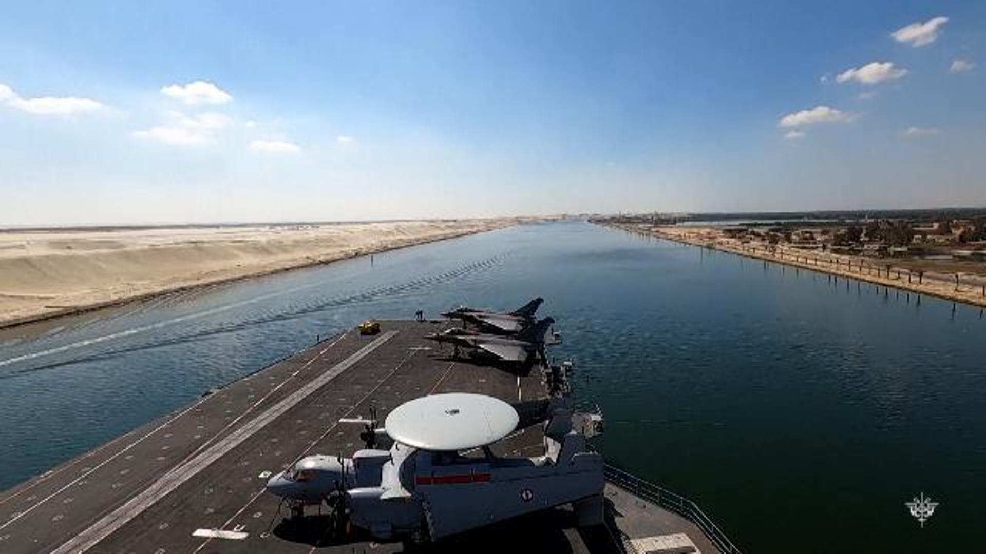 Iran, il timelapse della portaerei francese De Gaulle che attraversa il canale di Suez