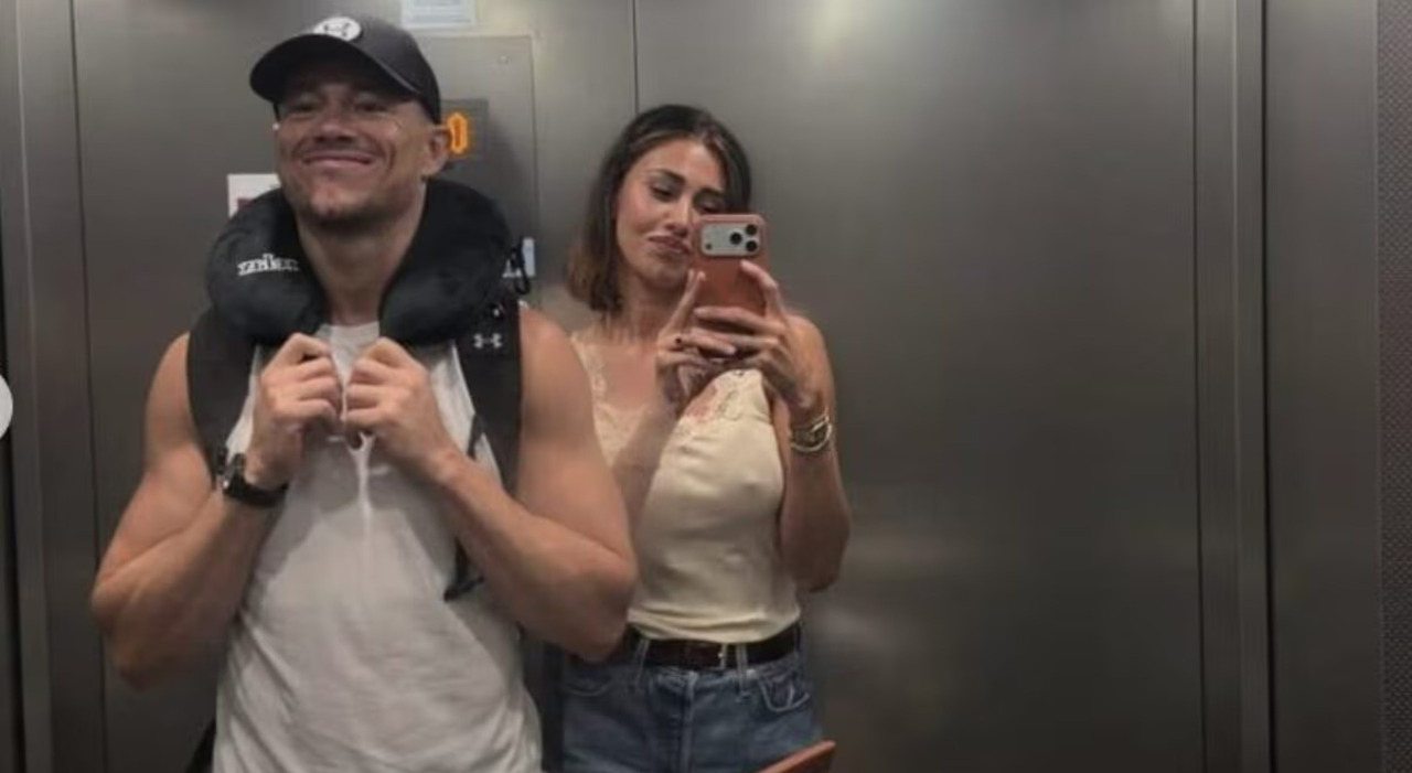 Belen difende il nuovo fidanzato: «Ero single da due anni e mezzo, gli ho detto di non farmi soffrire». Poi il gesto per Stefano De Martino