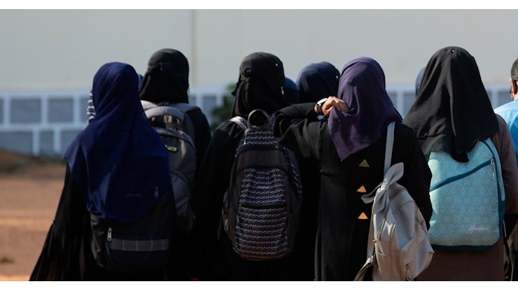 Austria, il parlamento approva il divieto per le ragazze sotto i 14 anni di indossare l’hijab a scuola - Il Fatto Quotidiano