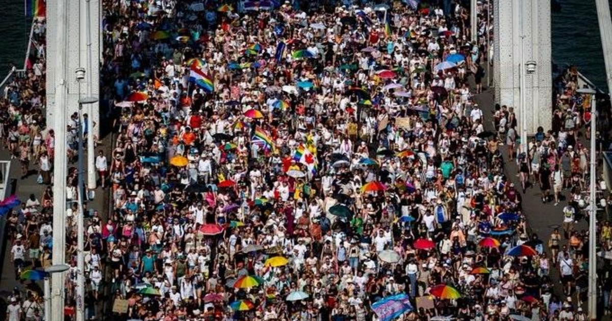 I Pride sfidano il caldo, migliaia in corteo. E a Budapest, la prima parata dopo Orbàn