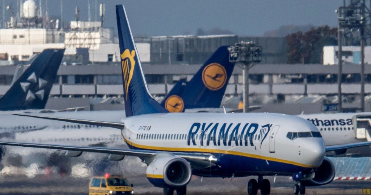 Ryanair fa pagare un supplemento ai genitori per sedersi accanto ai figli, scatta l'indagine: Tariffa abusiva. La replica della compagnia: Pretestuosa