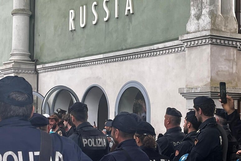 Biennale Arte, Bruxelles chiede lo stop ai fondi UE dopo la riapertura del Padiglione Russia