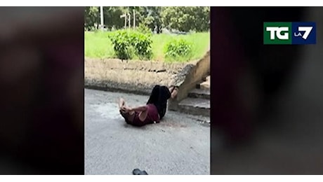 Morte di Fakir, i VIDEO degli istanti prima della tragedia: steso a terra in preda a crisi psichiatrica, l'agente: Calmati