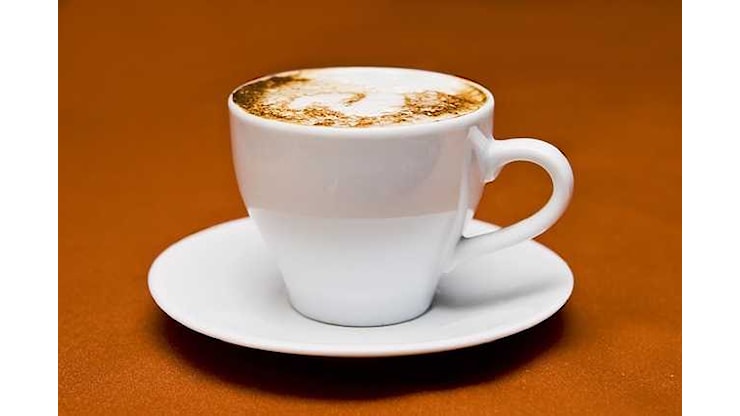 Turisti, basta un cappuccino dopo pranzo per essere riconosciuti: il dibattito torna a infiammarsi tra social e guide di viaggio - Comunicaffè