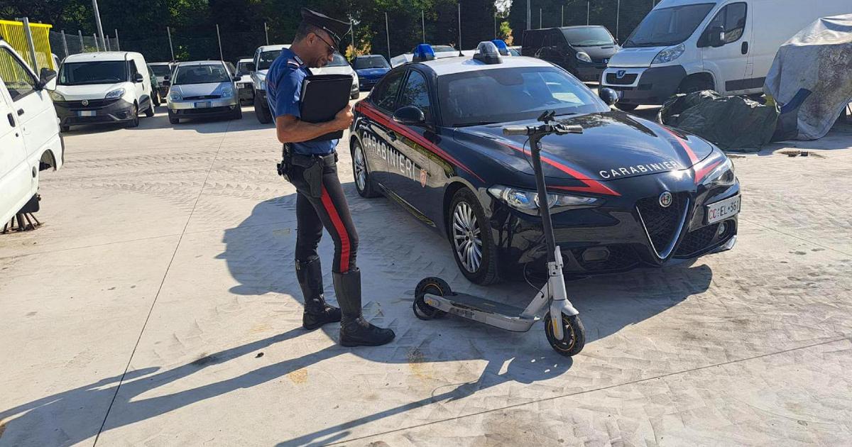 Monopattino travolto da un'auto, morto un 16enne