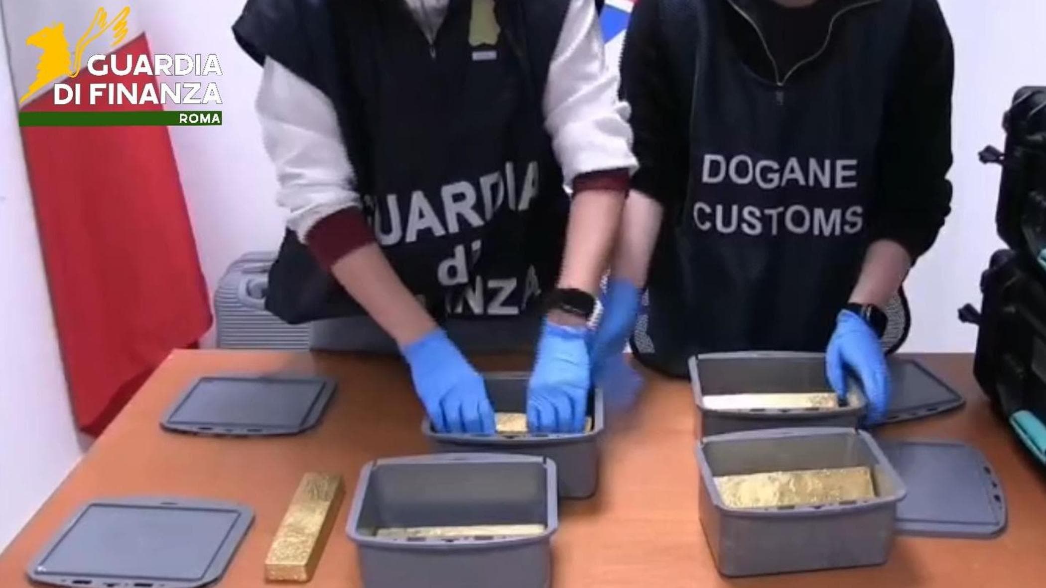 Atterrano a Fiumicino con 12 lingotti d’oro nelle valigie: scoperto il carico da 8 milioni di euro