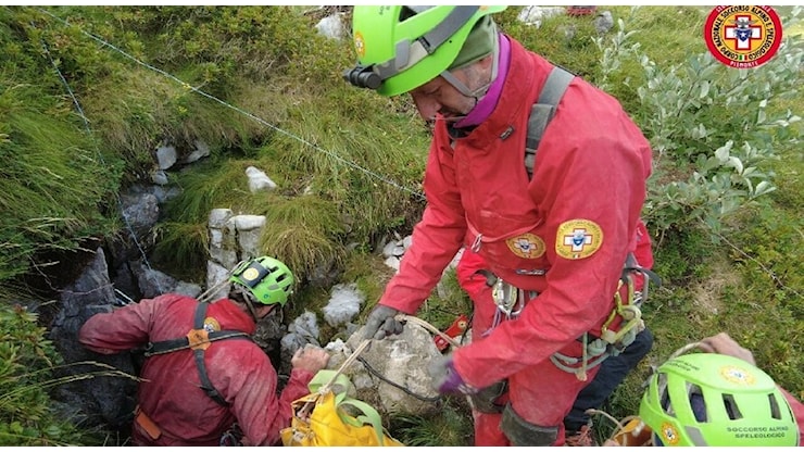 ​Speleologo bloccato a 120 metri di profondità in una grotta nel Cuneese da oltre 5 ore, ricerche in corso - Il Messaggero
