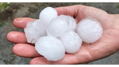 Grandine fino a 6 cm, il maltempo irrompe a partire dai rilievi alpini del torinese VIDEO