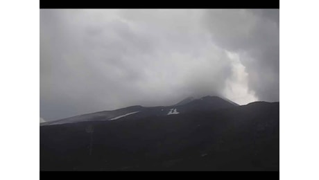 Etna, nuova colata lavica nella Valle del Bove: scatta l'allerta gialla