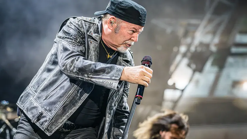 Energia rock, cuore e testi profetici: Vasco infiamma i 26.000 dello stadio Friuli