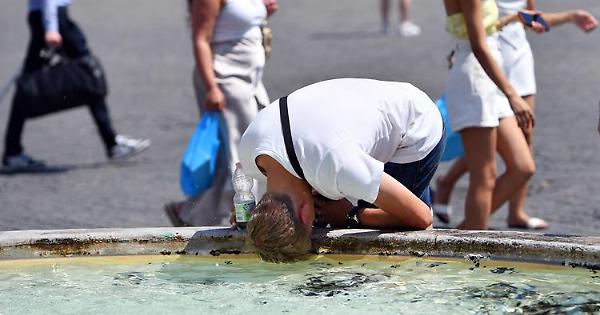 Terza ondata di caldo, Napoli nella morsa dell’afa fino a lunedì: domani è bollino rosso