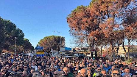 Code ai distributori nel Sud, la raffineria di Taranto e i blocchi dei Tir dietro le pompe a secco