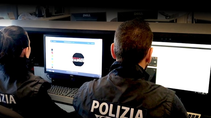 Ordine di custodia cautelare per 17enne pronta al martirio in nome di Allah - Radio RTL 102.5