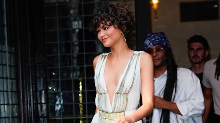 Il look mitico di Zendaya: con l'abito peplo degno di Atena e i sandali gladiatore che fanno tendenza - Amica.it