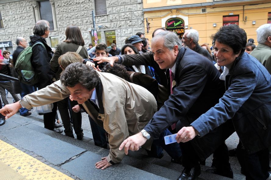 Napoli: Se ci tagliate le funicolari, non andremo a votare!
