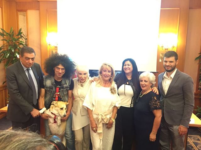 RIVOLUZIONE ANIMALISTA SCENDE IN CAMPO: ENTUSIASMO E AFFETTO PER LA PRESENTAZIONE DEL PRIMO PARTITO A TUTELA ANIMALI
